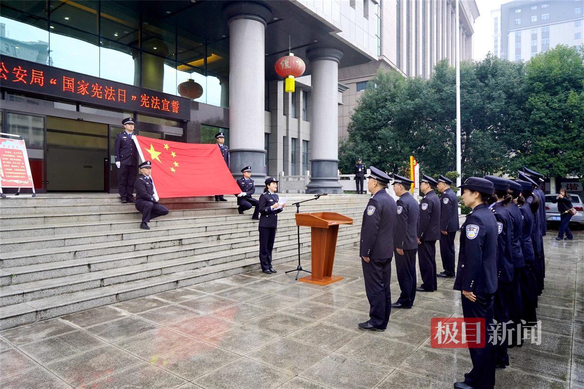 图4：女民警代表在宣誓仪式上发言（通讯员李金荣 摄）.jpg