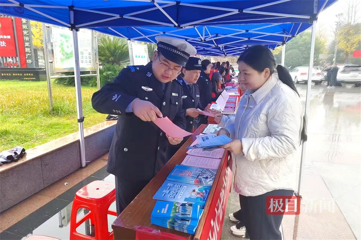 图5：民警在紫薇广场开展宪法宣传（通讯员黄剑 摄）.jpg