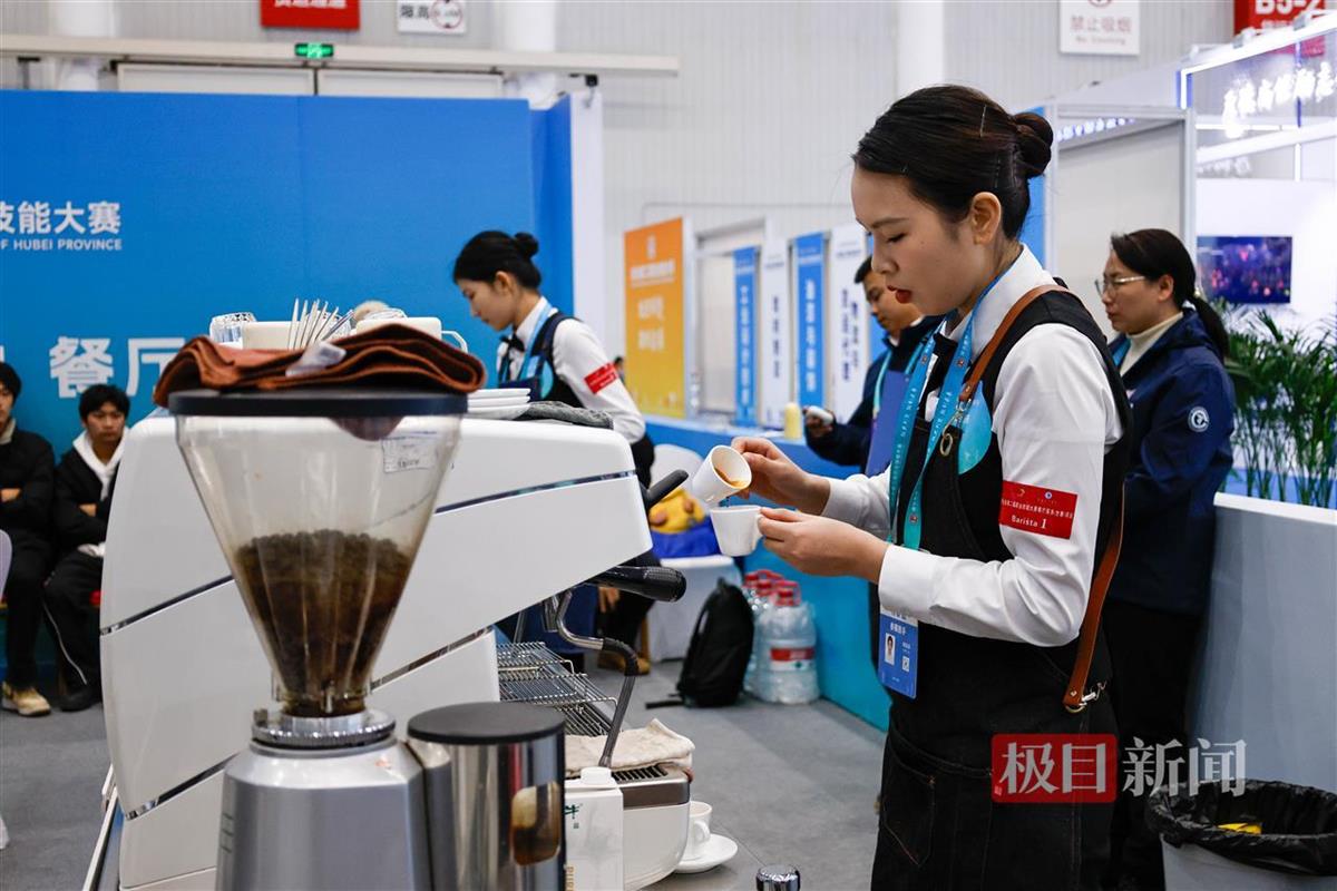 空乘专业女生“跨界”参赛，摘得湖北技能大赛餐厅服务赛项金牌