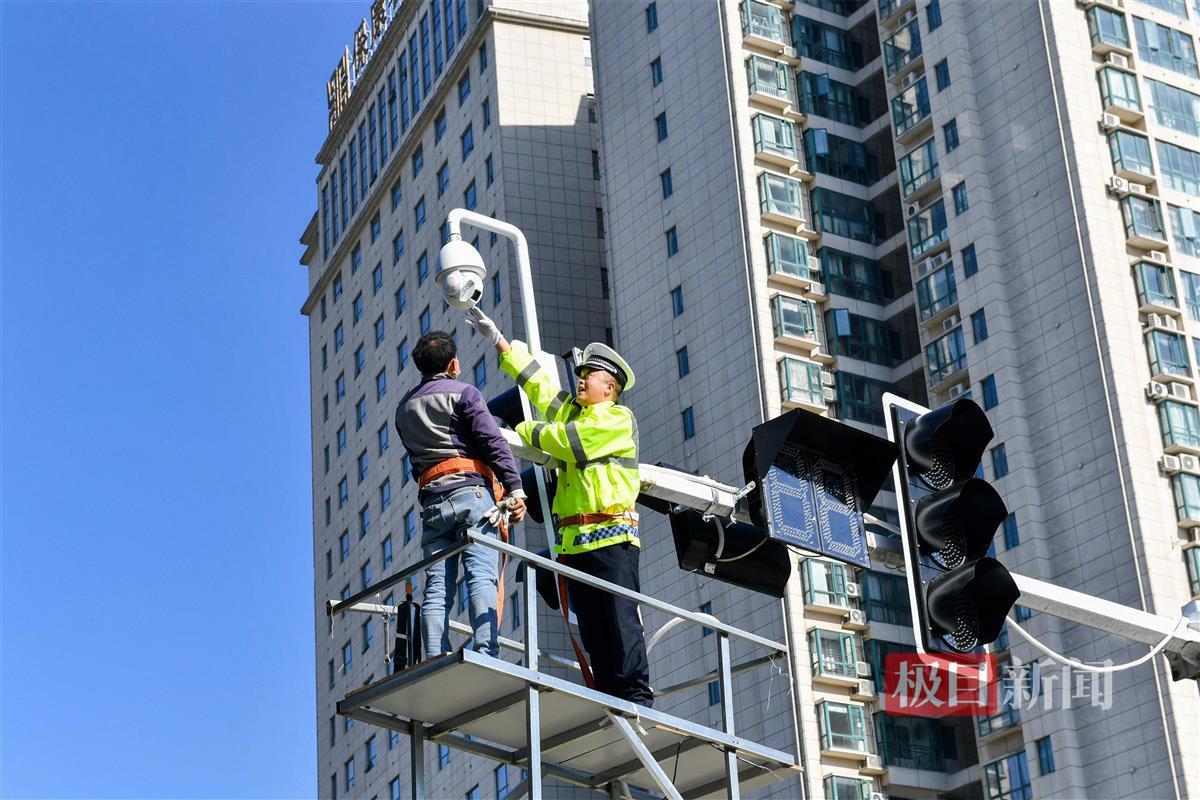 图2：交警在调试违停抓拍探头。.jpg
