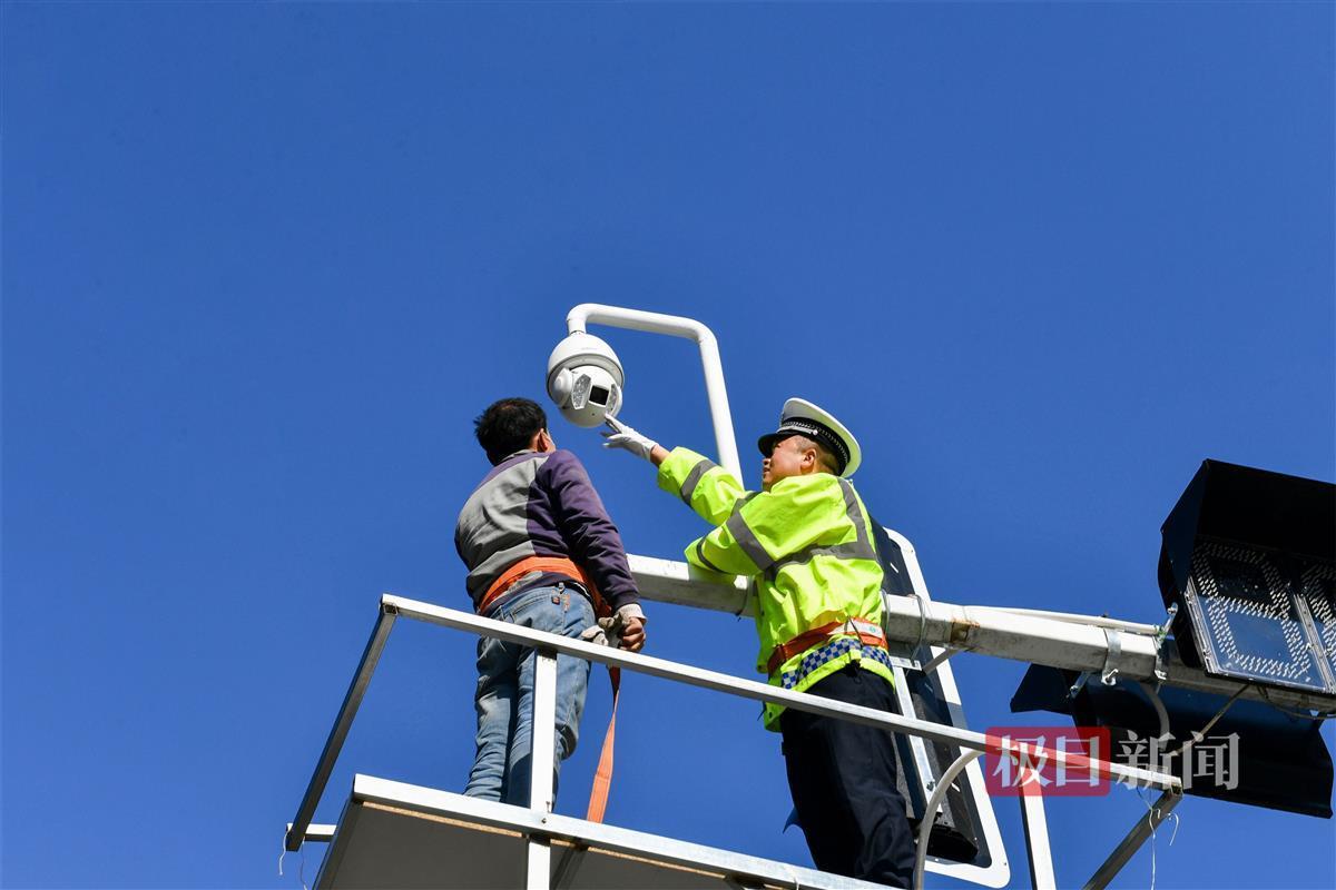 图3：交警在调试违停抓拍探头。.jpg