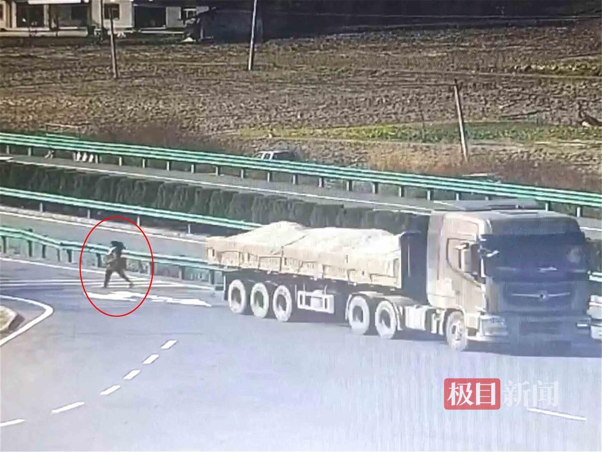 图1：女子在高速路上拦停货车（视频截图）.jpg