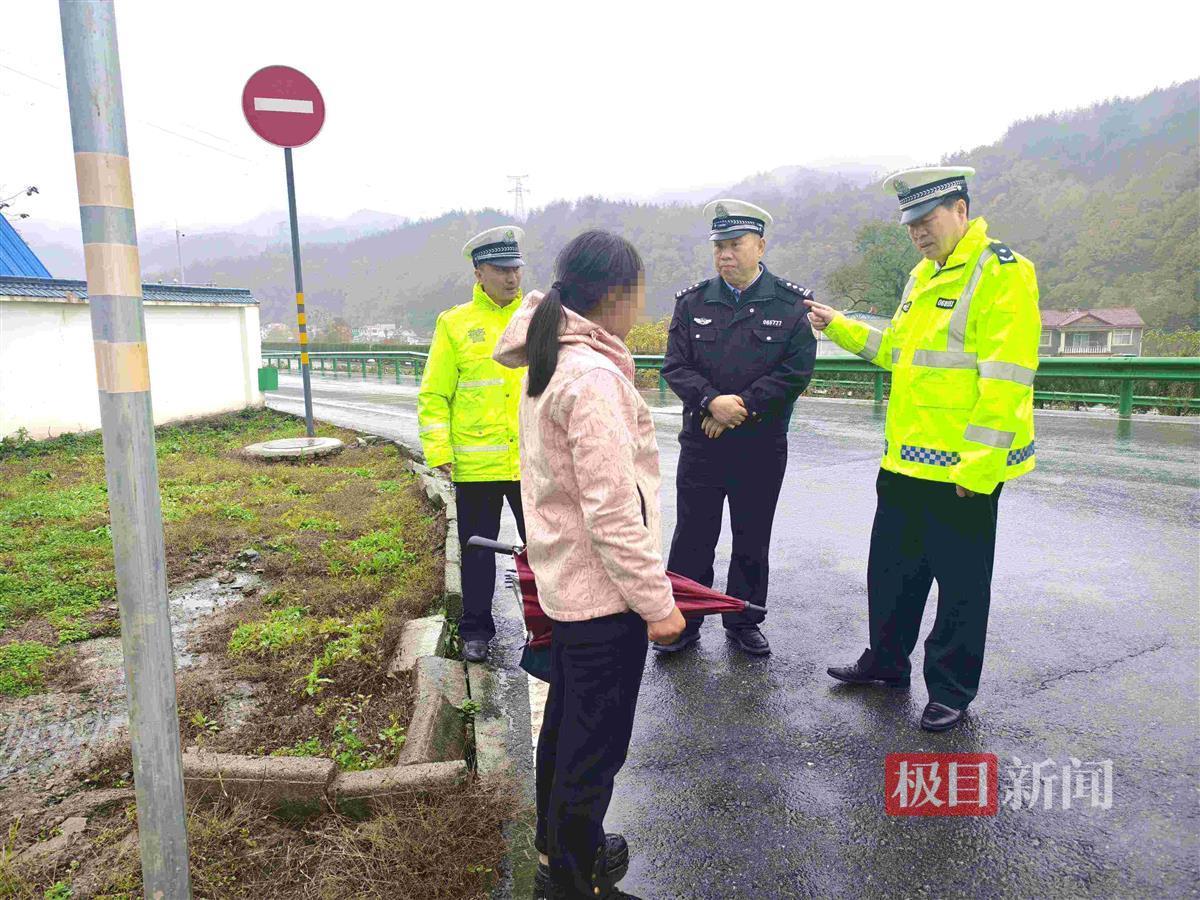 图2：交警在盘查违法女子冯某.jpg