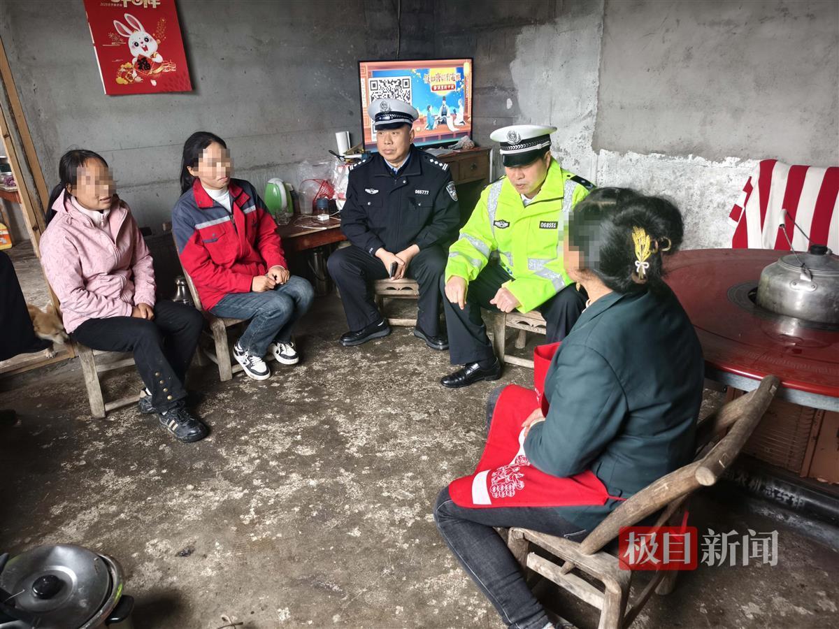 图5：交警对两女子进行批评教育.jpg