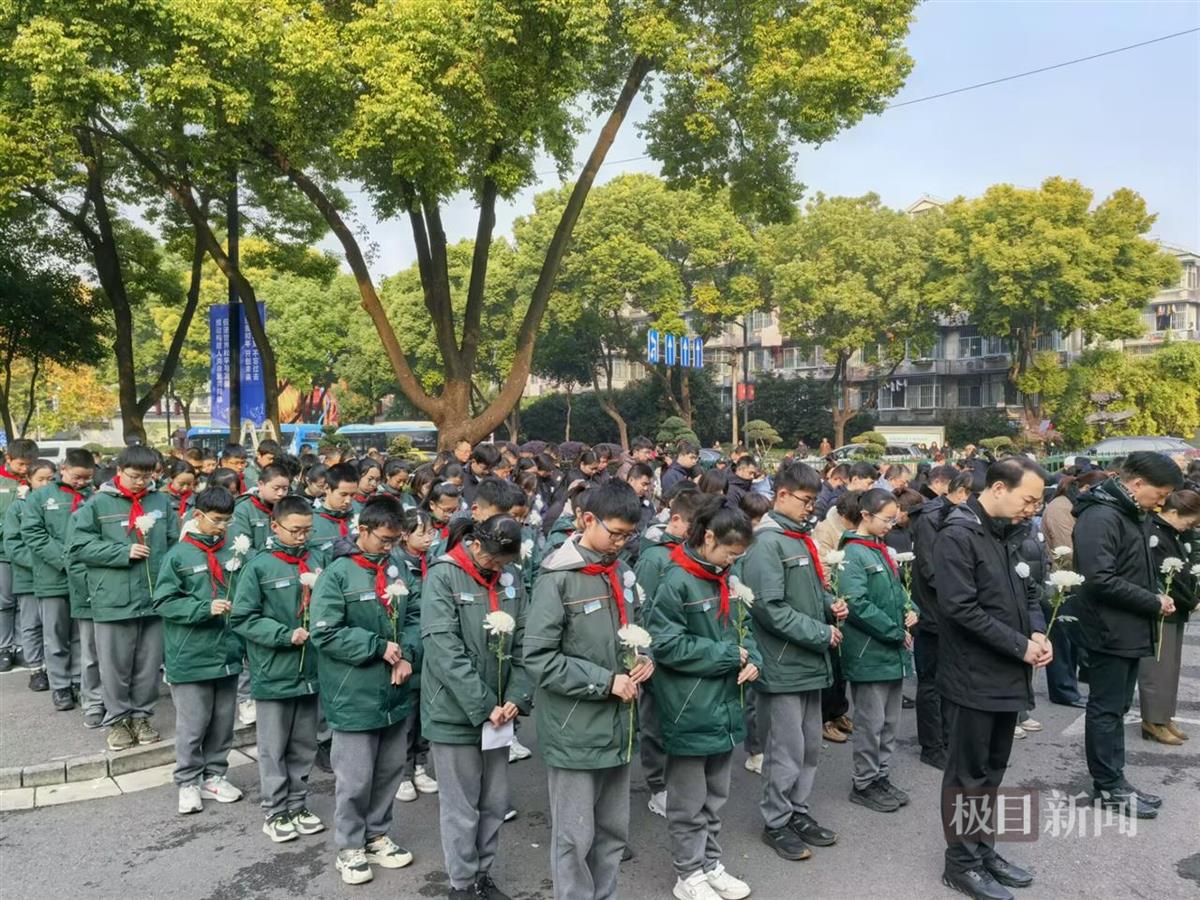 第十一个南京大屠杀死难者国家公祭日，00后安徽小伙请假到现场参加悼念活动