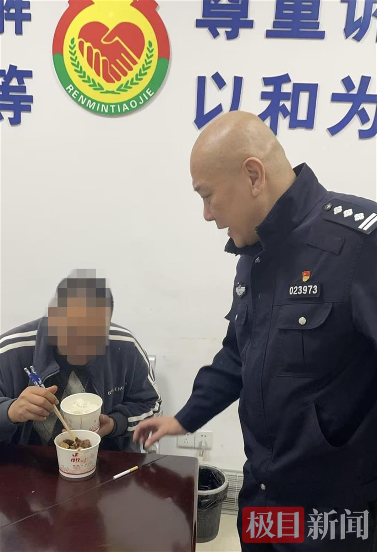 民警伸出援手点亮希望之灯，求职男子感动落泪