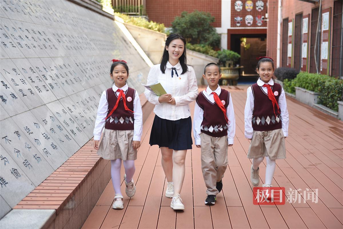 卓刀泉小学+闫航（和学生一起）.JPG