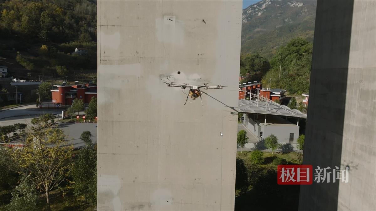 无人机为桥墩进行除锈作业.png 无人机为桥墩进行除锈作业.png