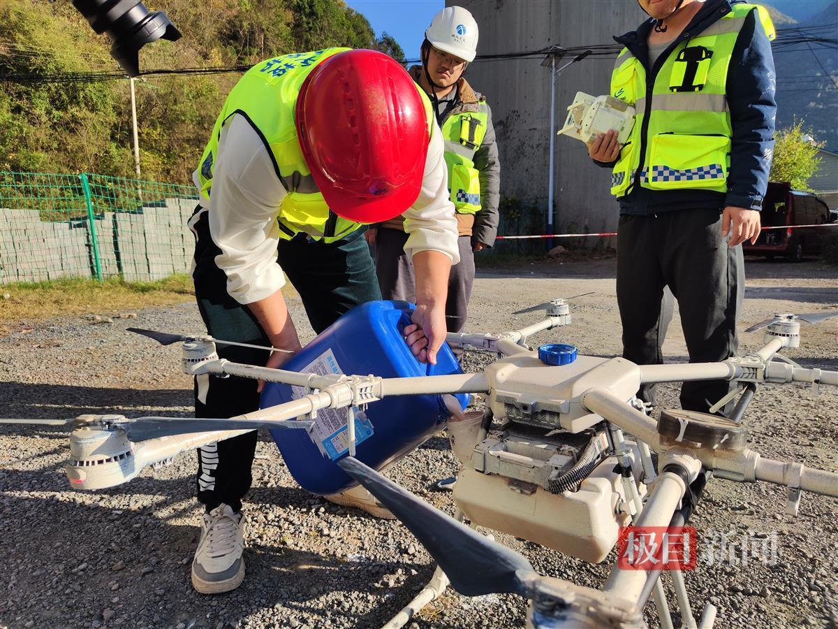 养护人员为无人机添加除锈剂.jpg 养护人员为无人机添加除锈剂.jpg