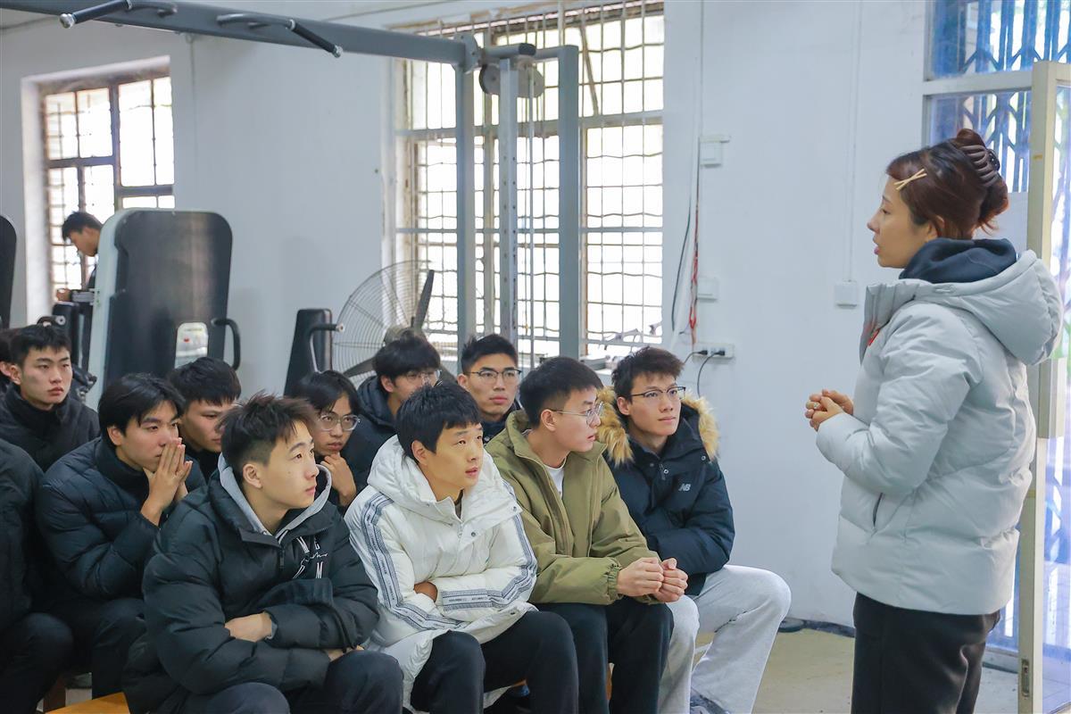 图为史璠讲课。（通讯员 黄睿琦 摄）.jpg