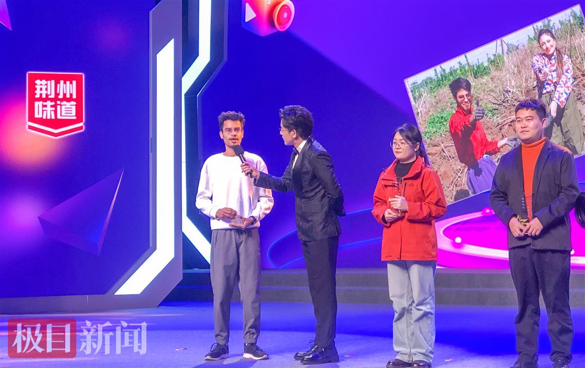 12月18日，“2024荆州味道就是抖味”短视频挑战赛颁奖典礼在荆州市融媒体中心演播大厅举行，这是主持人在采访外籍在华大学生金海。（极目新闻记者 黄志刚 摄）.jpg