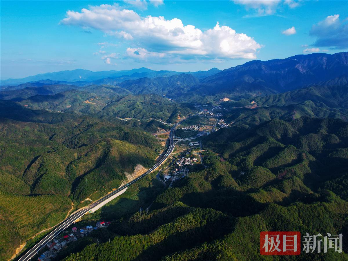 咸宁通山至九江武宁高速公路湖北段通过交工验收，通车后可节约2小时