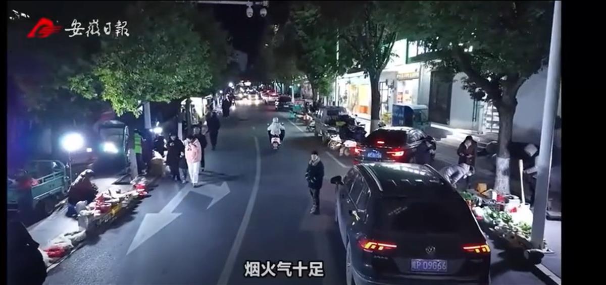 A县政府门前夜市的火爆.png