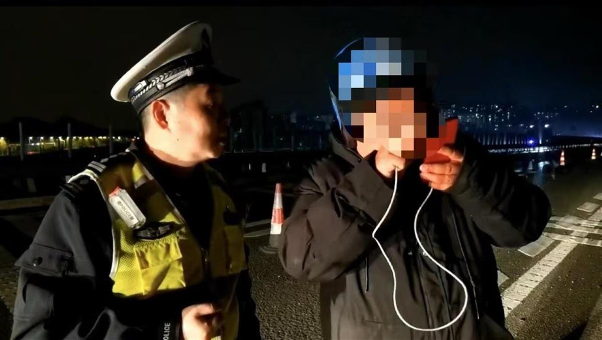 外卖小哥误入高速报警求助：你们快来帮帮我吧！