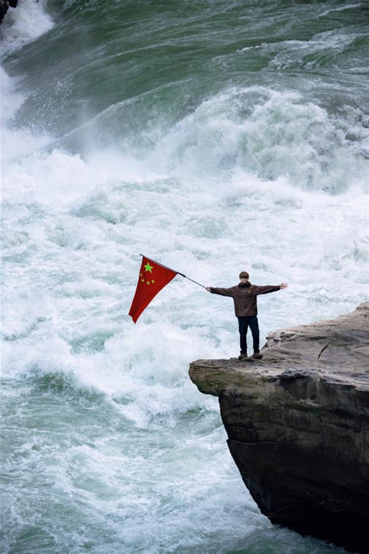 李现在虎跳峡举国旗照片获数十万网友点赞，景区喊话：一起见山海