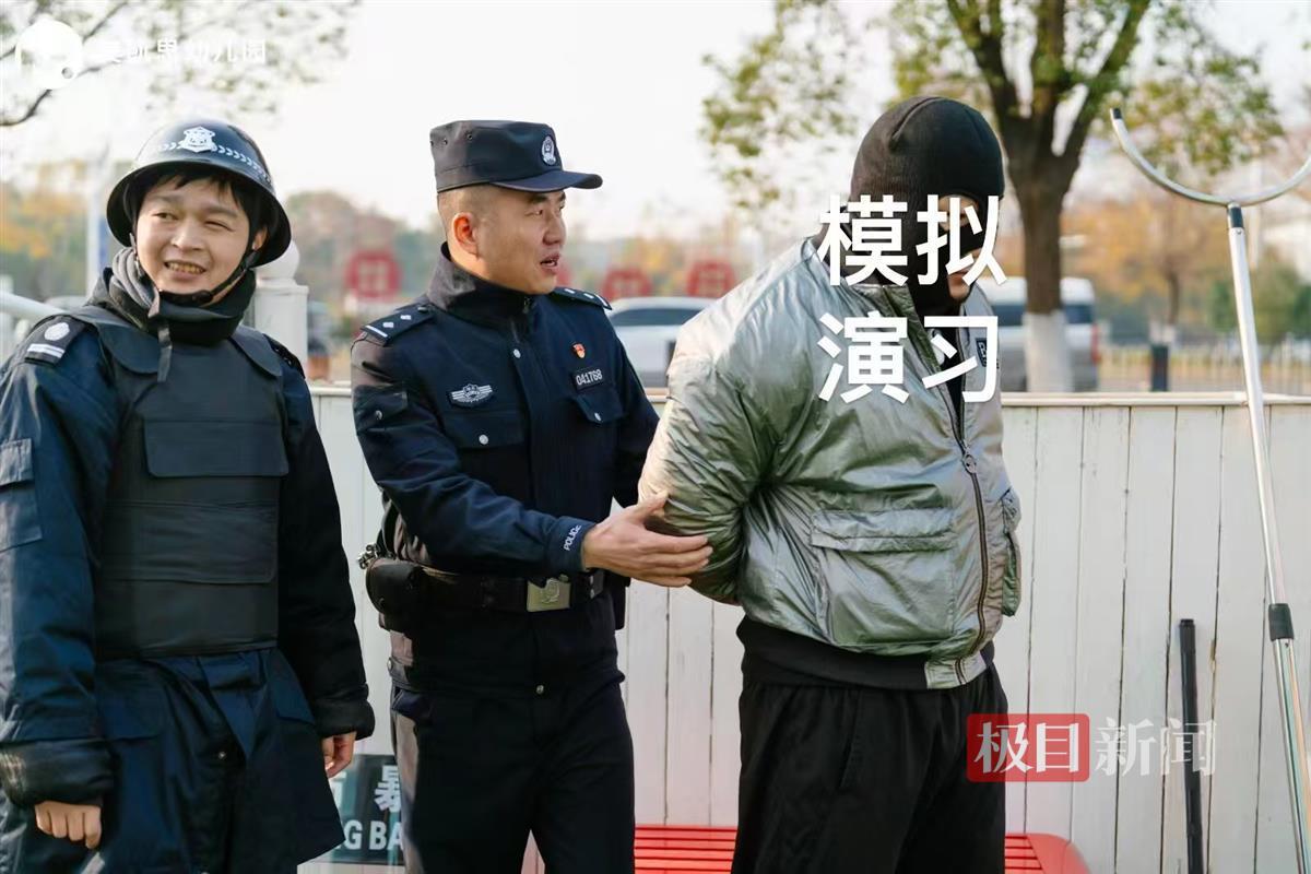 武汉黄陂民警走进幼儿园，和孩子们做了一个特殊游戏