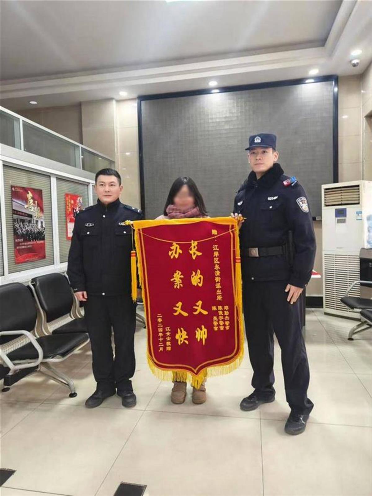 根据3只购物袋追回“消失”的手链，民警获赞“长得又帅，办案又快”