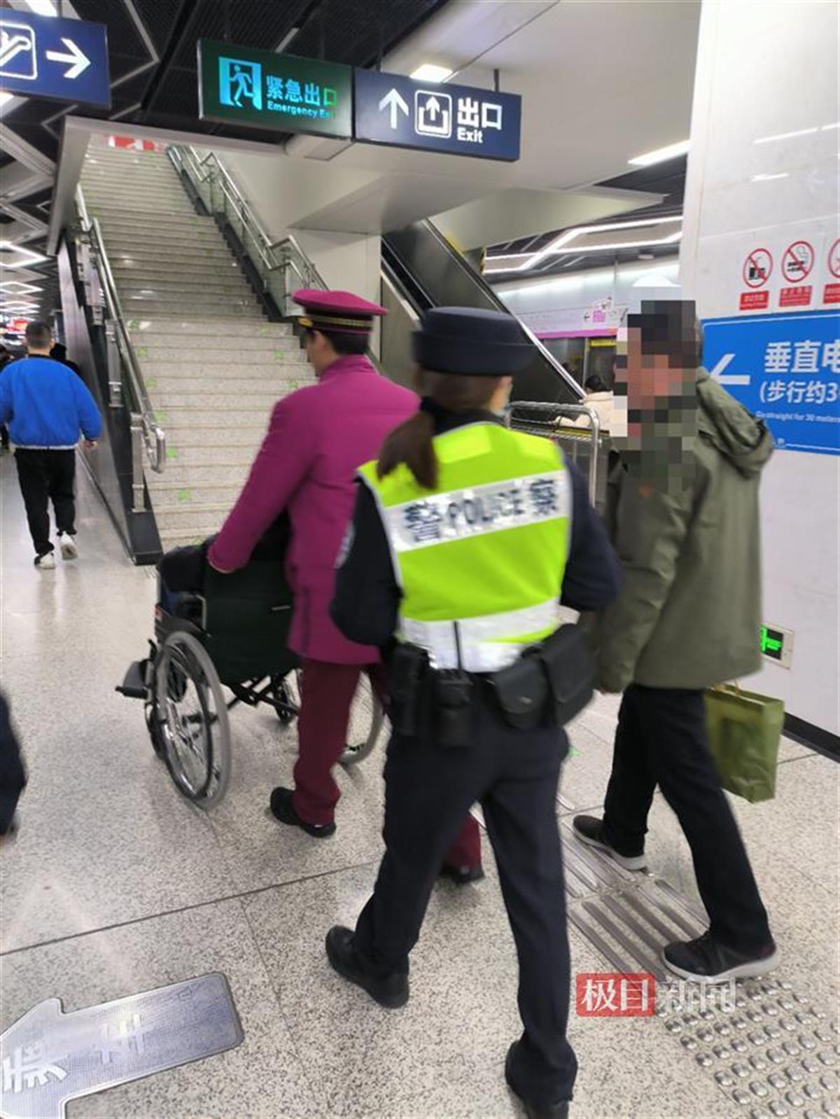 一名女乘客在地铁站台上突然晕倒，民警、辅警及时到场救助