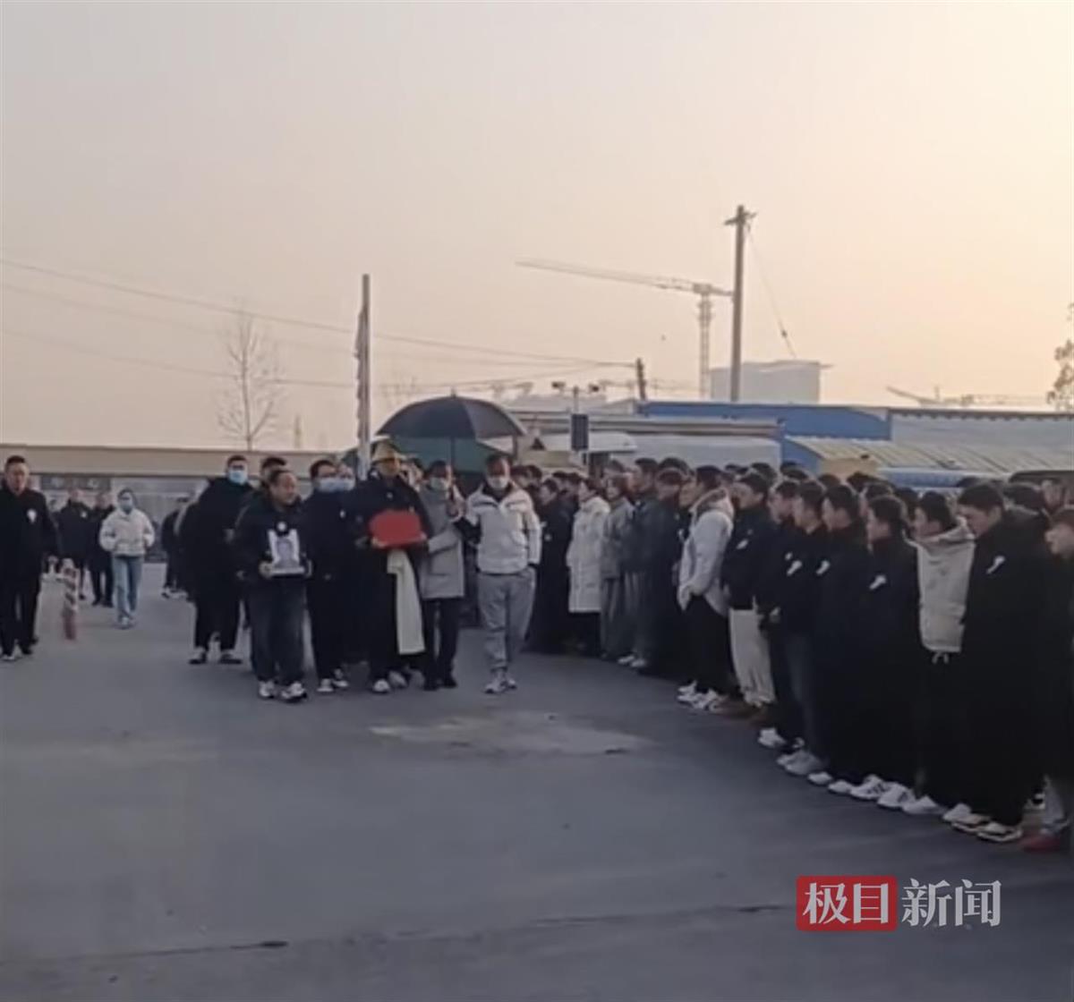 阜阳41岁教师袁宁因病去世，200多名毕业生赶来送行，亲属：学生们陪他到生命最后一刻-第2张-热点新闻-河北元硕人力资源服务有限公司