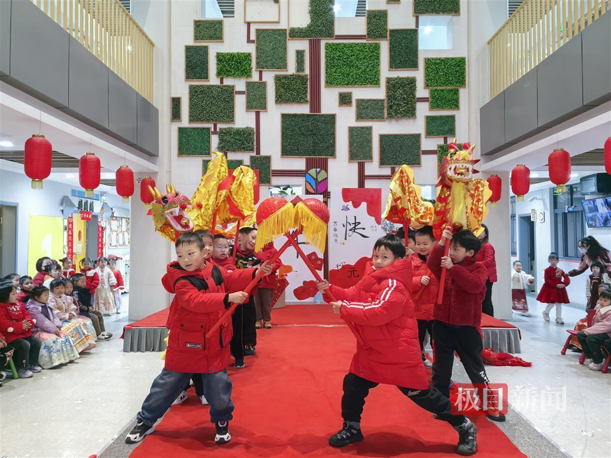 大班幼儿进行开场舞龙.jpg 大班幼儿进行开场舞龙.jpg