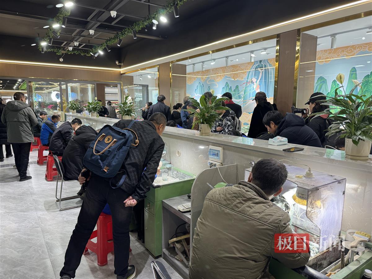 华周壹兰绿松石雕刻车间.jpg
