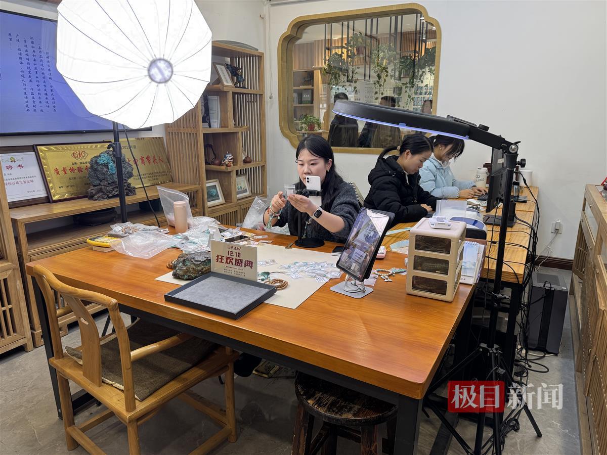 主播小霞正在直播.jpg