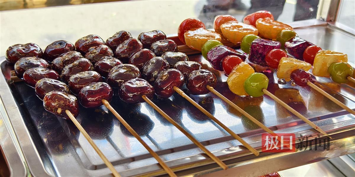 荸荠糖葫芦深受小朋友欢迎  李梦婷摄.jpg