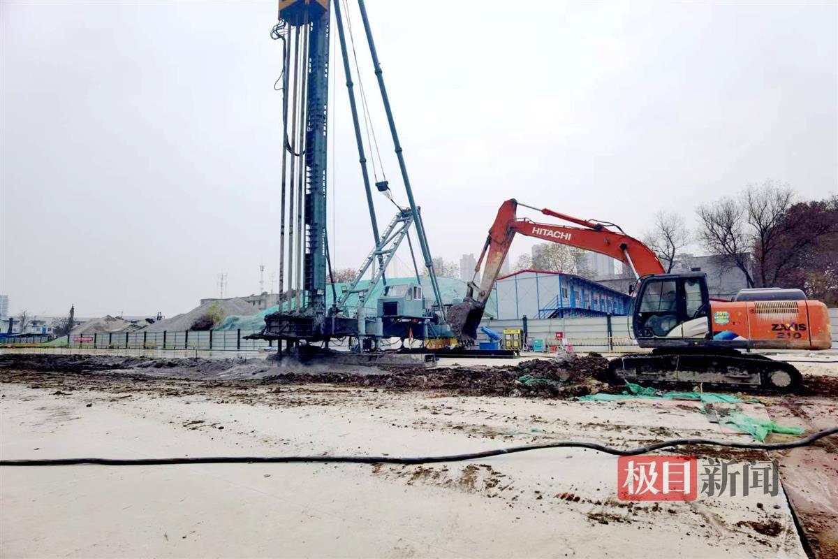 11号线四期工程江国路站首幅三轴搅拌桩顺利开钻。张来军 摄.jpg