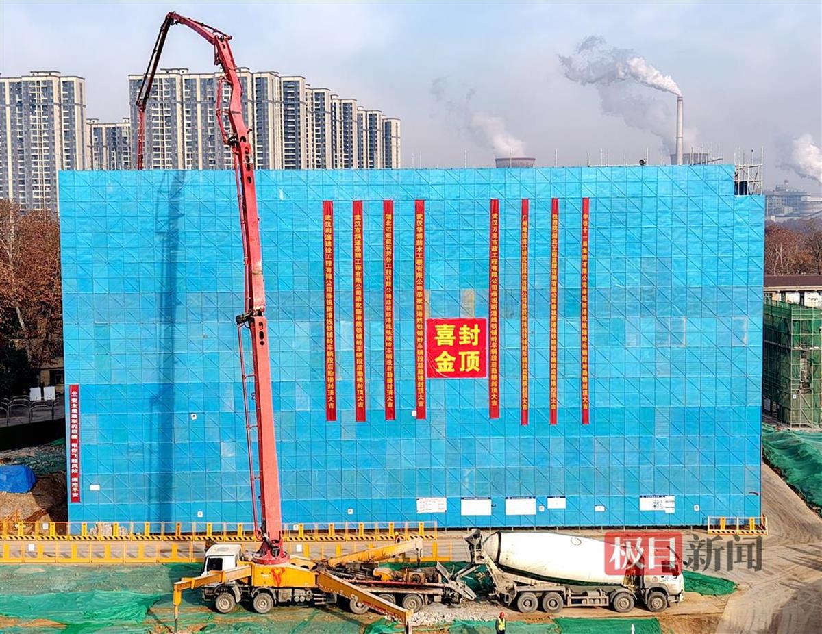 新港线一期工程铁铺岭车辆段完成首个单体后勤楼主体结构顺利封顶。王亚东 摄.jpg