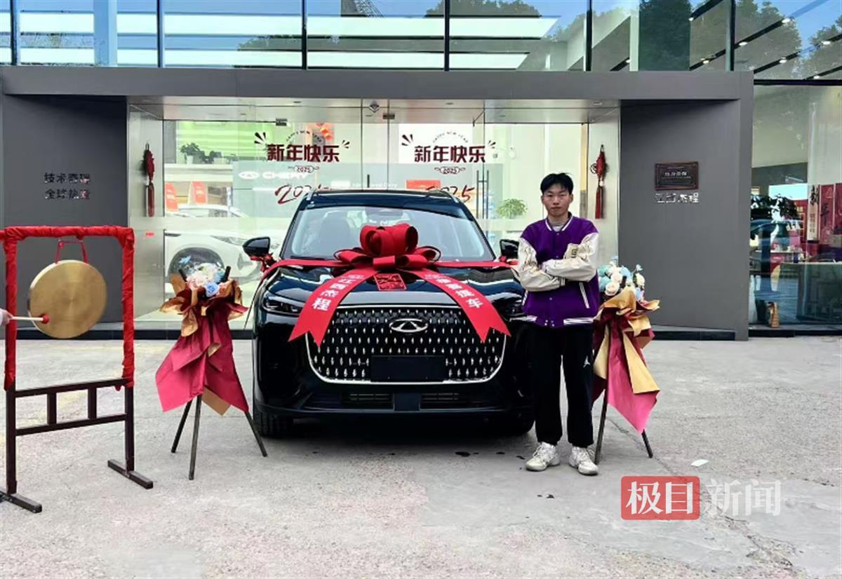 王业盛领奖后喜提新车 受访人提供.png