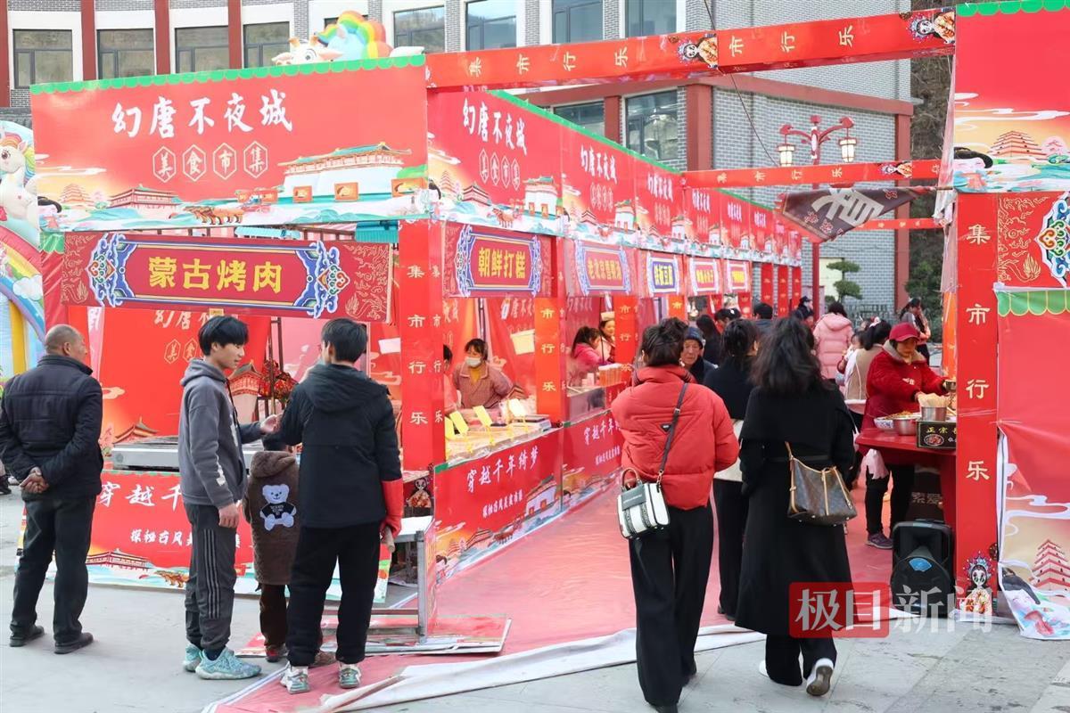 图为郧西县羊尾镇龙潭水街年货大集热闹开市。 邹景根摄.jpg