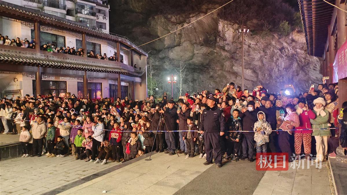 图为观看非遗民俗表演的群众围满了龙潭水街。 徐光意摄.jpg