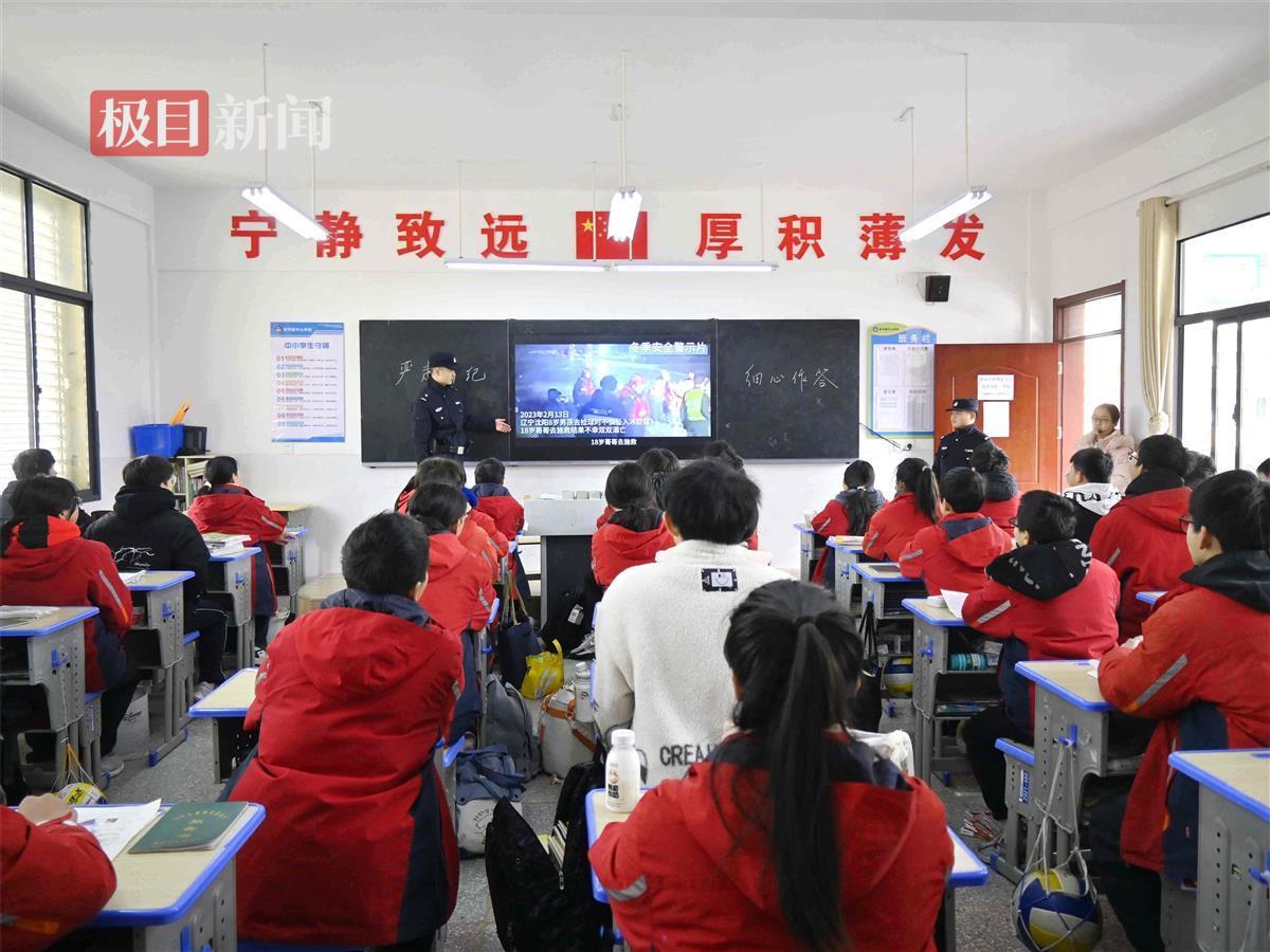 图1:民警为学生上安全教育课.jpg 图1:民警为学生上安全教育课.jpg