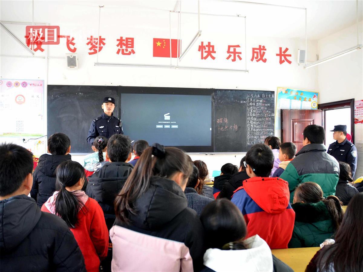 图2：民警为学生上安全教育课.JPG