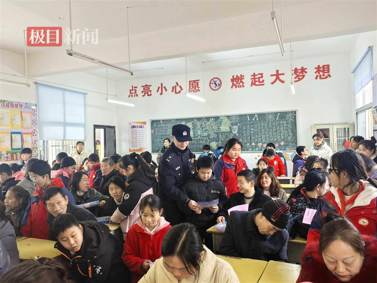 图3：民警向学生发放宣传资料.jpg