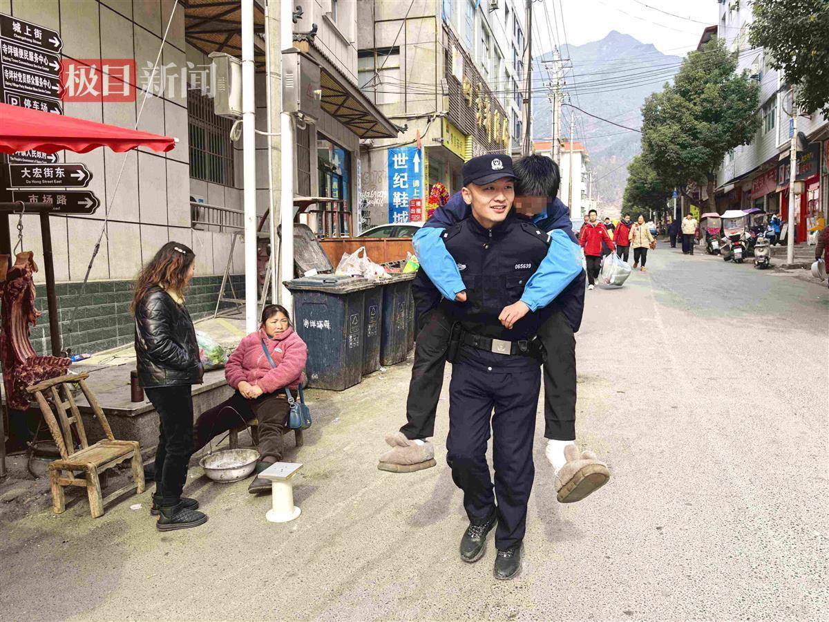 图4:民警送行动不便同学回家.jpg 图4:民警送行动不便同学回家.jpg