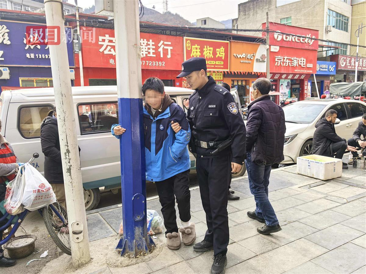 图5:民警送行动不便同学回家.jpg 图5:民警送行动不便同学回家.jpg