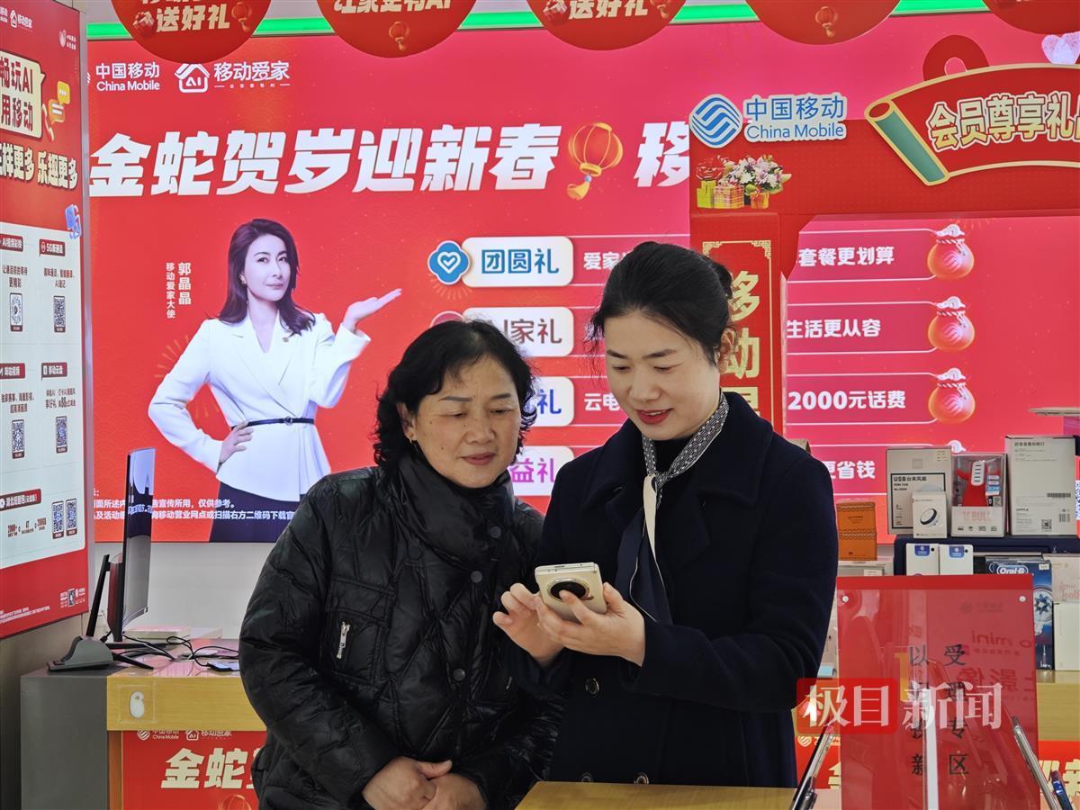 湖北移动营业厅工作人员热情服务用户.jpg