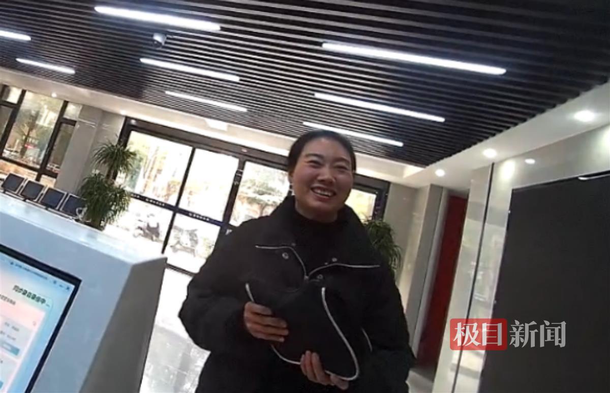 图一 民警将现金归还失主.png