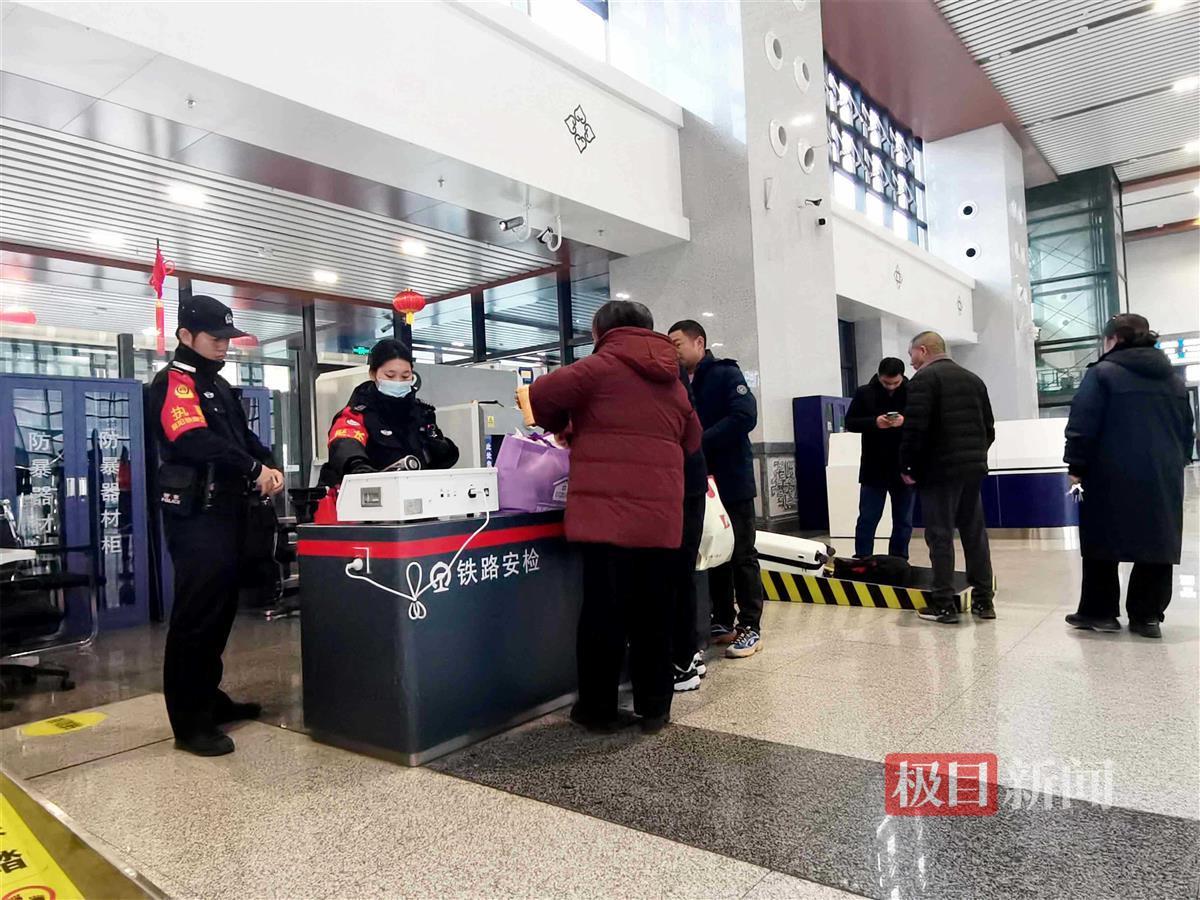 图3：民警安检旅客行李.jpg