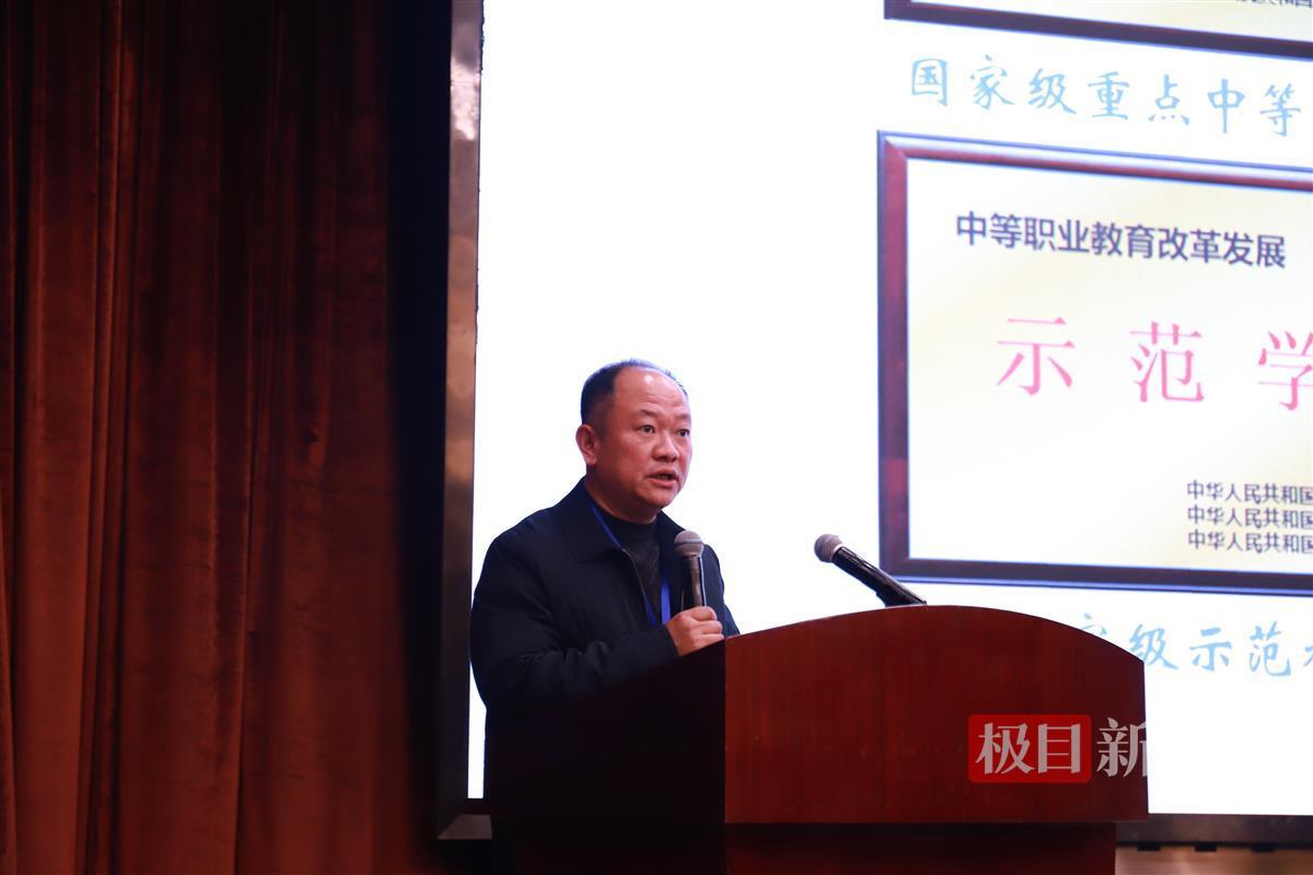 十堰高级职业学校党委副书记、校长钟勇带来题为《文化润心领发展 技能成才迎未来》的专题讲座.jpg