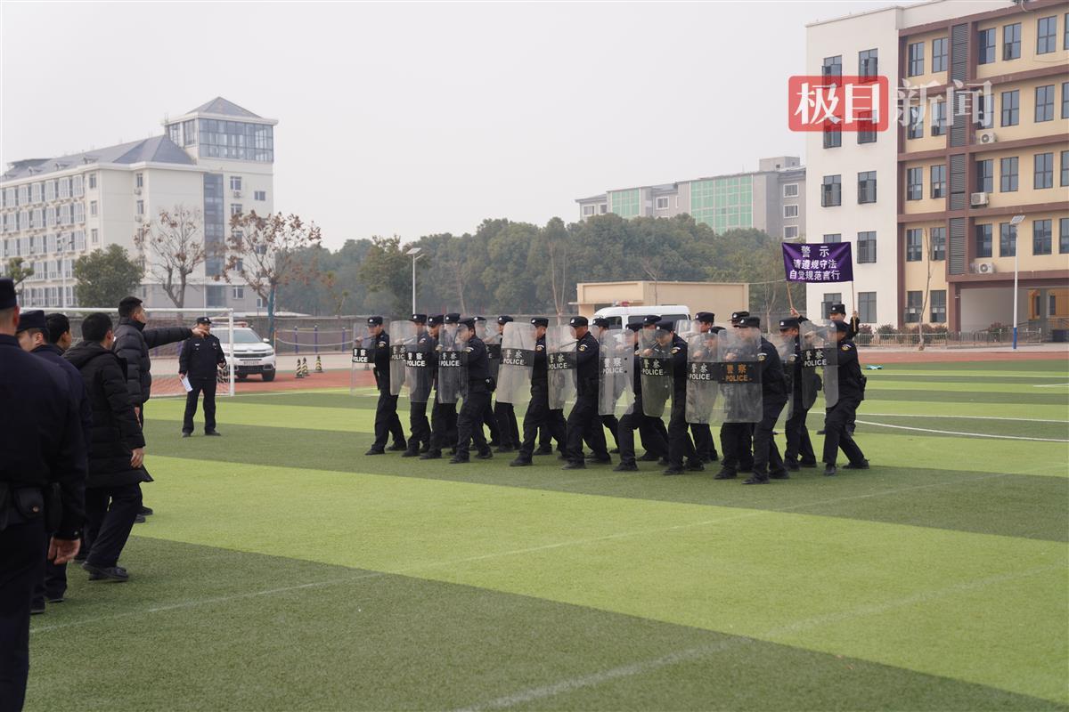 图为民警在演练现场处置模拟警情.jpg