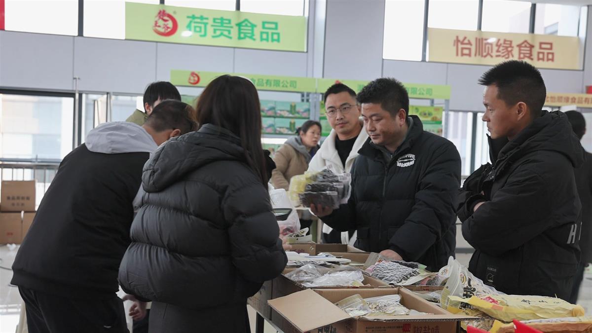 各种汉川特色年货让群众感受纯正“汉川味”  宋博  摄.png