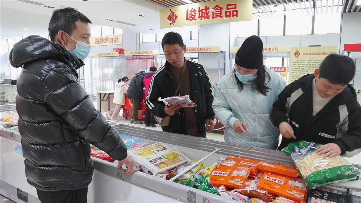 来汉川共享工厂店一站式备齐年货  宋博  摄.png