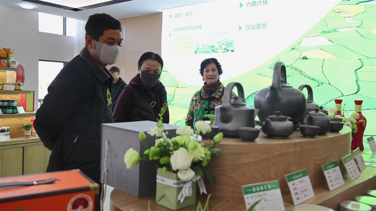 群众驻足欣赏农产品展厅摆放的杨林乌壶  宋博 摄.png