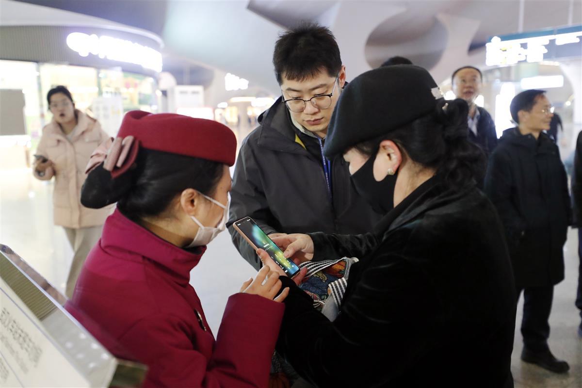 1月23日，武汉地铁武汉站值班站长帮助乘客购票乘车。袁永华 摄.jpg