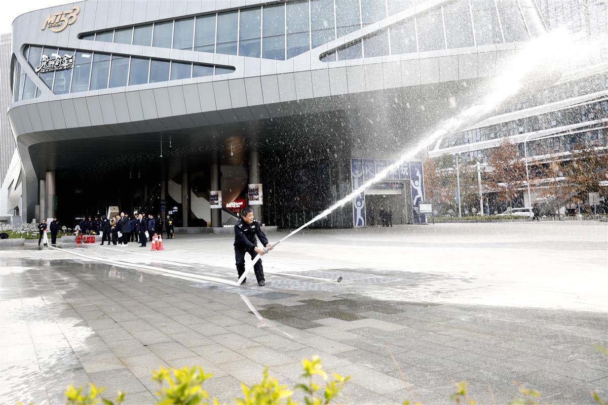 武汉地铁迅和物业公司组织员工进行消防实操比赛。袁永华 摄.jpg