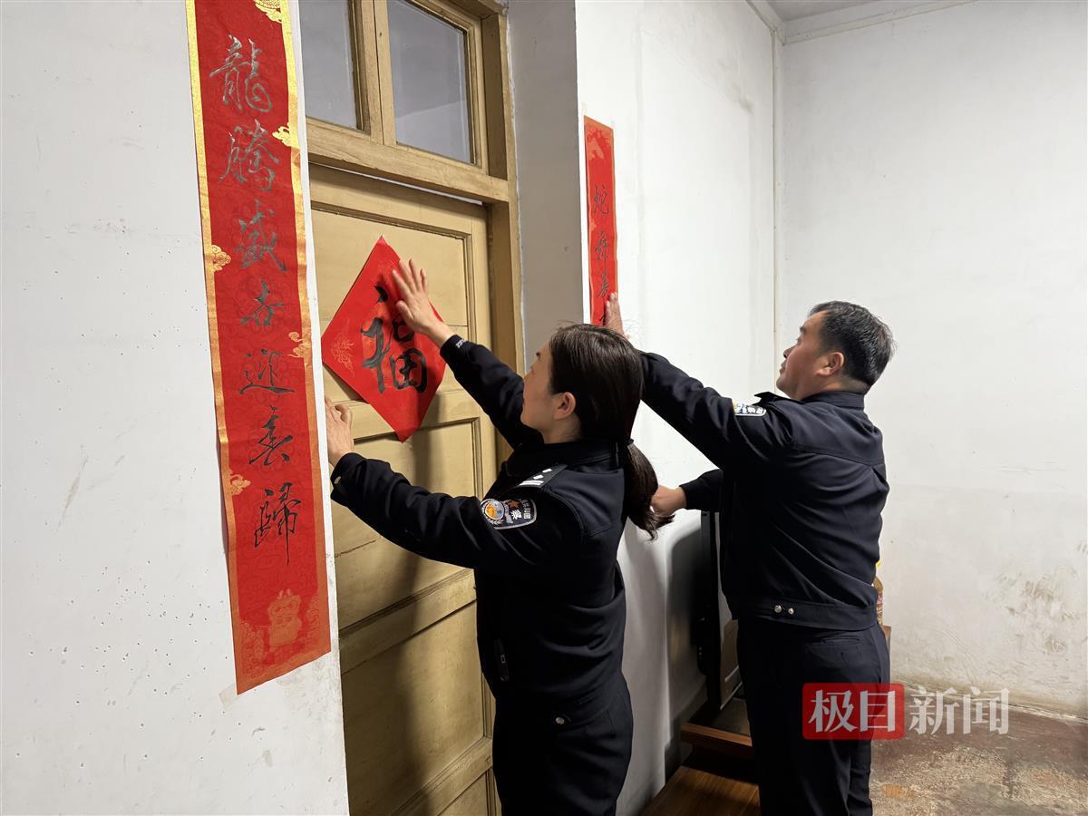图为民警为老人贴春联.jpg