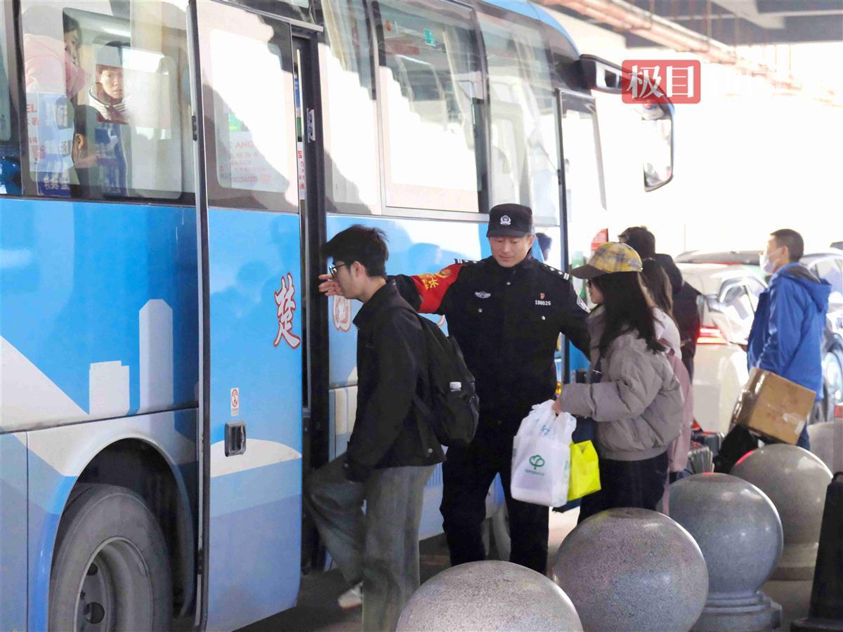 图2：民警引导旅客乘坐免费大巴.jpg