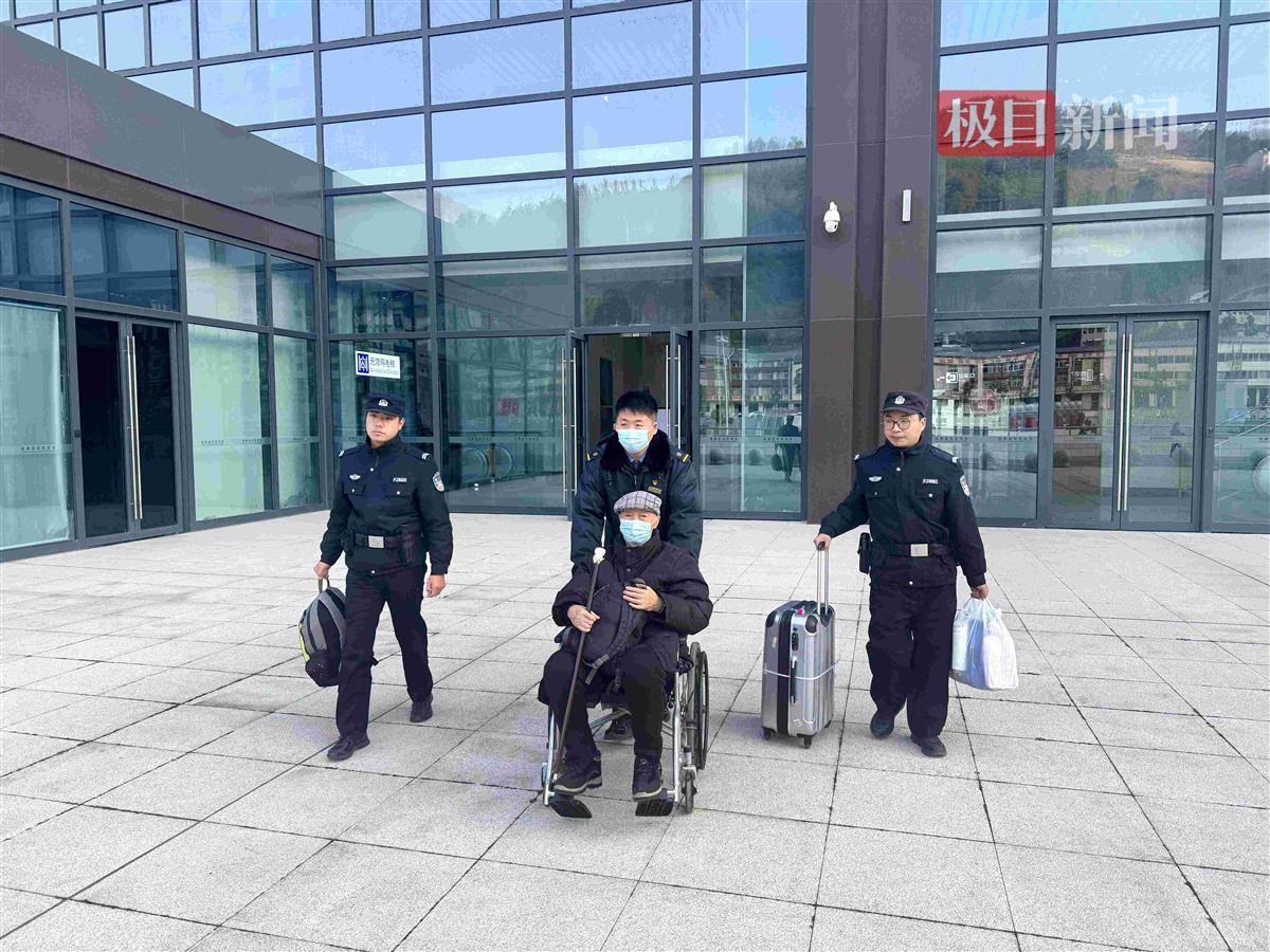 图3：民警在帮行动不变旅客出站.jpg